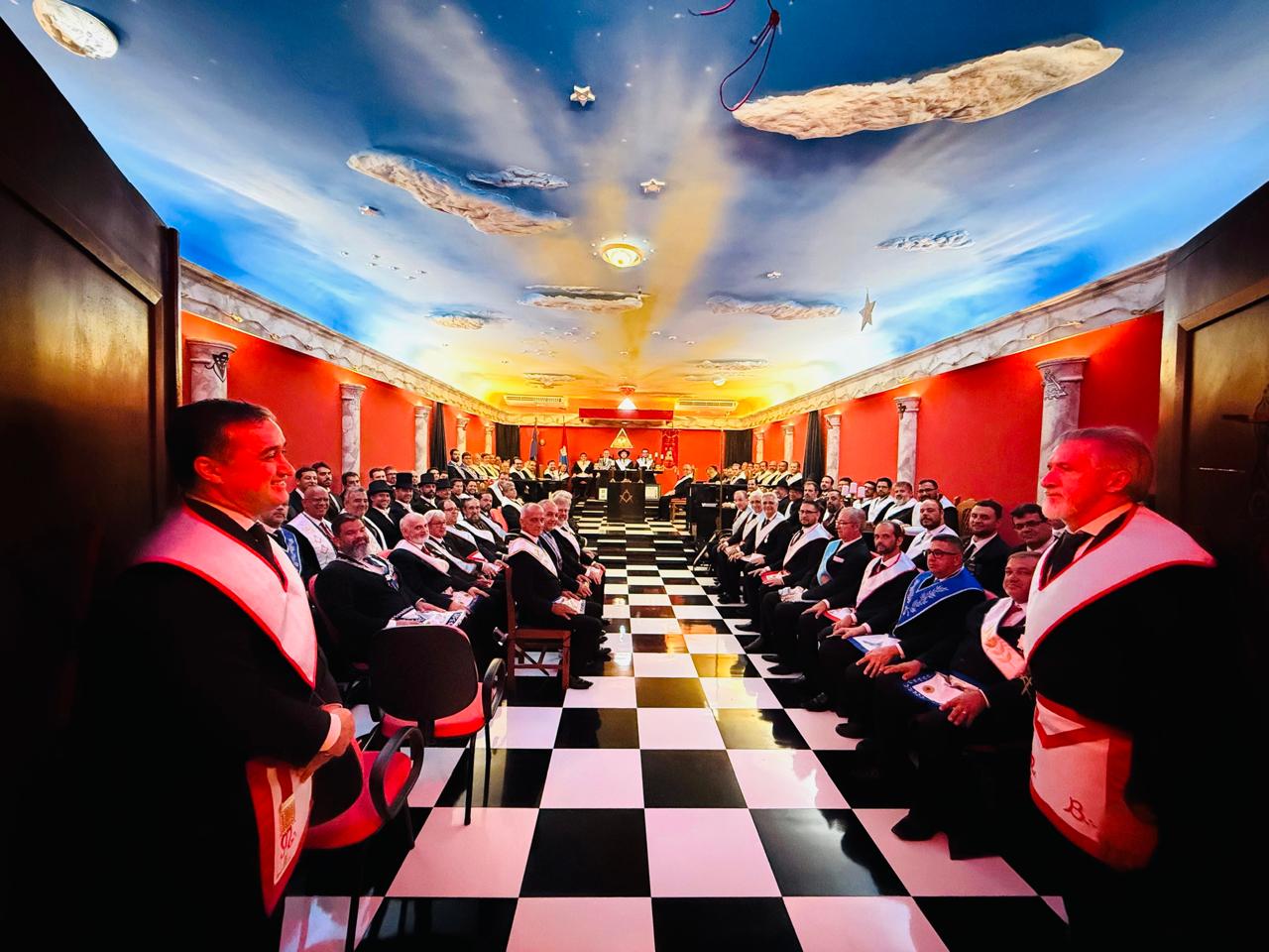 Estátua em frente à A∴R∴L∴S∴ Razão e Lealdade Nº 21